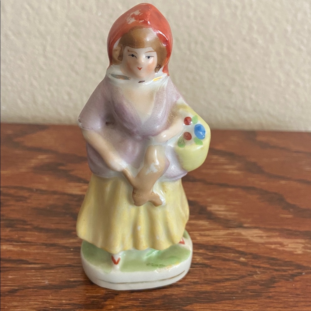 5/$10❤️❤️❤️Vintage Painted in Japan Ceramic Lady Decor